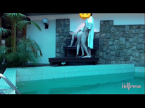 ❤️ Oga pe iranṣẹbinrin si awọn pool, sugbon ko le koju kan gbona Iwa onihoho furo