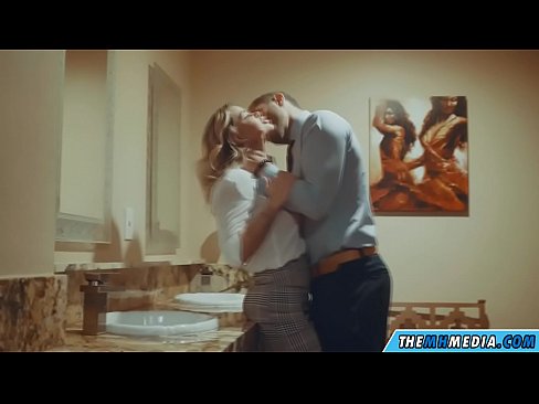 ❤️ Nigbati bilondi ti oyan ba tan ọ ni yara isinmi ti gbogbo eniyan Iwa onihoho furo